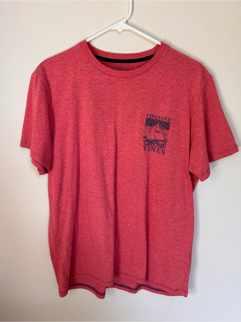 Vineyard Vines Heathered Red Short-Sleeve Tee with Sailboat Graphic